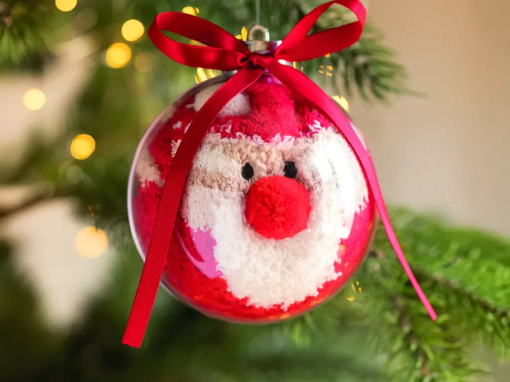 Sokken met logo verpakt in een kerstbal