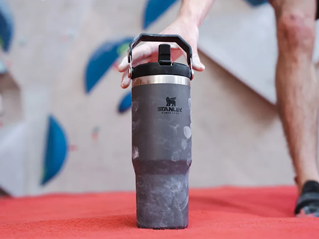 Stanley IceFlow-drinkfles in gebruik in een klimzaal